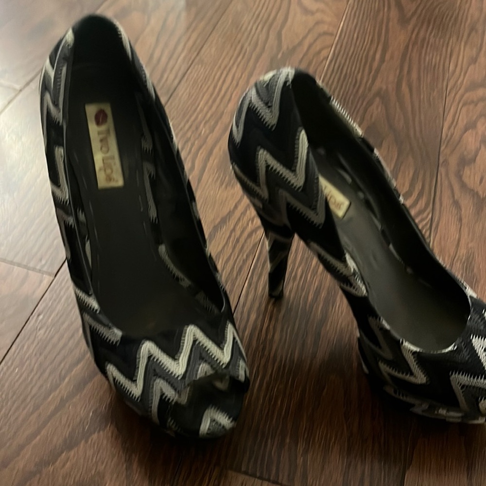 Two lips - beautiful shoes